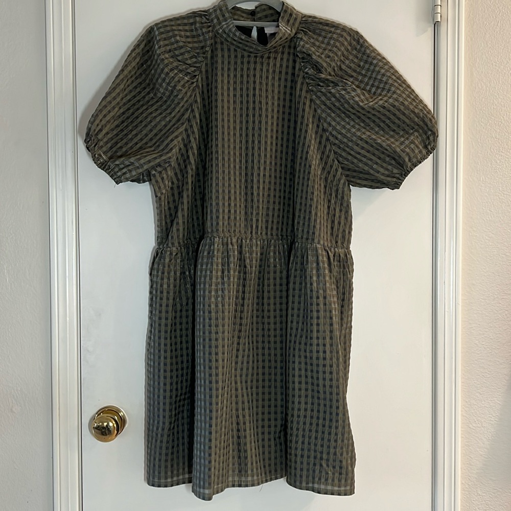 H&M dress seer sucker poof sleeves.